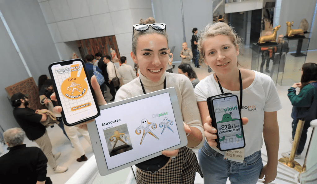Two women showing the prototypes of the ChiPlouf app on phones and tables.